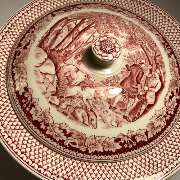 Currier & Ives red covered casserole by Homer Laughlin, Husking. - Picture 2 of 8